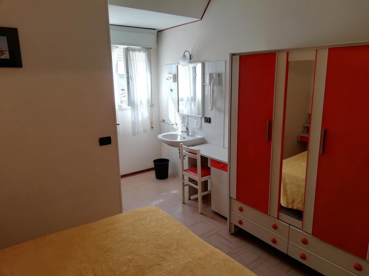 Hotel Devon Rooms & Breakfast Cesenatico Exterior photo