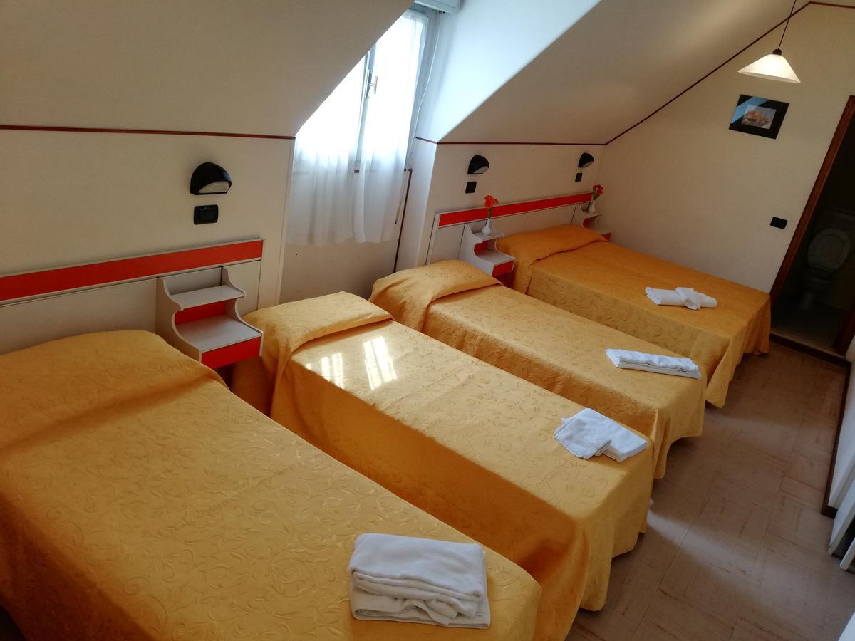 Hotel Devon Rooms & Breakfast Cesenatico Exterior photo